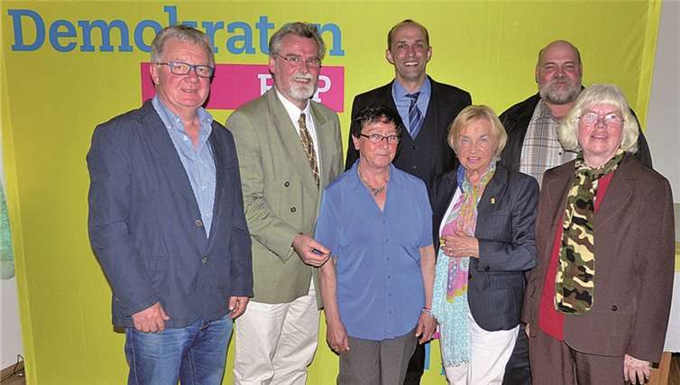(v.l.) Gunter Jung (Vorstandsmitglied FDP Rengsdorf), Herbert Mertin (Bezirksvorsitzender FDP und Justizminister a.D), Ingrid Runkel (Vorsitzende FDP Rengsdorf), Alexander Buda (Kreisvorsitzender FDP), Marlies Vögele (stv. Vorsitzende FDP Rengsdorf), Ulrich Schreiber (Kreistagsmitglied FDP), Inge Horn (Vorstandsmitglied FDP Rengsdorf).FDP Rengsdorf