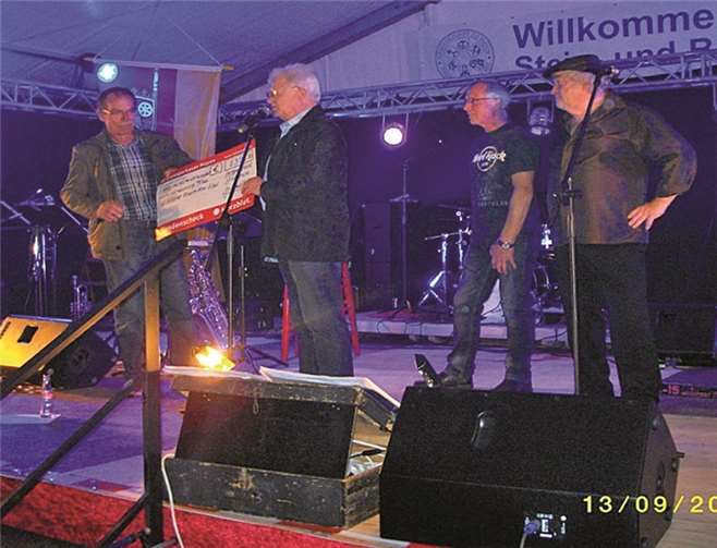 (v.l.) H.A. Steffens, Stellv. Vorsitzender der IG Niere Rhein-Ahr-Eifel, H. Hans Friedhofen, Organisator, H. Dieter Rosenbaum von den Wutzdog, H. Schorsch Nürnberg von den Old Star Band. privat