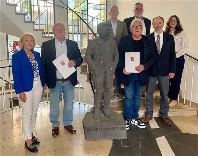 Hans Jakob Molitor zum neuen Schiedsmann ernannt (v.l.) Hannelore Knabe, Norbert Knabe, Oberbürgermeister Dirk Meid, Hans Jakob Molitor, Hans-Jürgen Gross, Joachim Anheier und Anke Hinterholz-Britscho. Foto: Janine Pitzen / Stadt Mayen