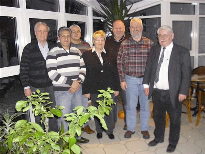 v.l. Hans Vogt (Schatzmeister), Django Reinhardt, Bernd Kuhl (Beisitzer), Anne Schumann-Dreyer (2. Vorsitzende), Jürgen Neidhöfer (Beisitzer), Helmut Gräwen (1. Vorsitzender), Reinhard Mangelsdorf (Schriftführer und Pressesprecher).privat