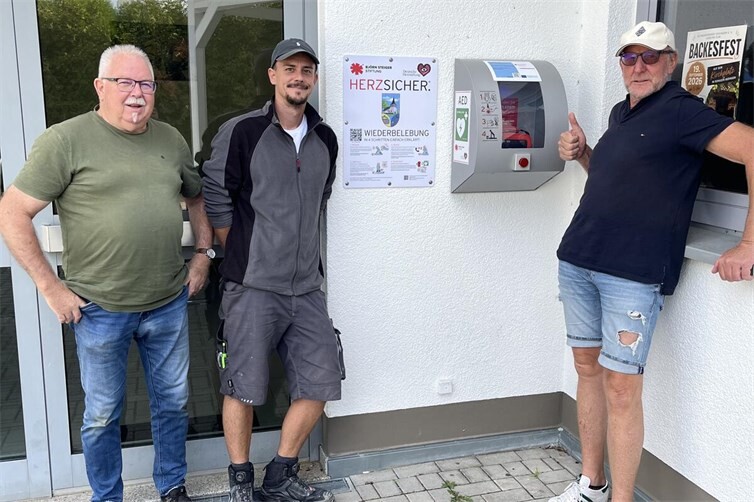 v.l. Hans-Willi Jungbluth (Hallengemeinschaft), Alexander Schmahl (Elektro-Schmahl),& Olaf wulf (Ortsvorsteher)