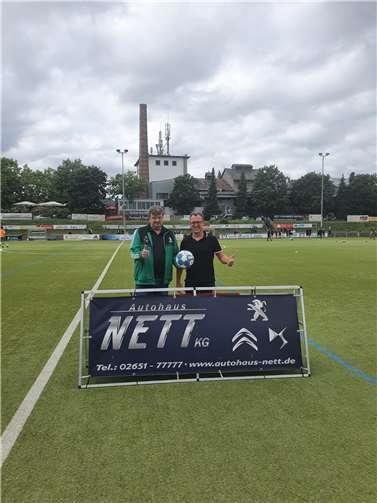 (v.l.) Harald Heinemann (Vorsitzender SG Eintracht Mendig-Bell) und Achim Nett mit dem gesponserten Spielball. Foto: privat