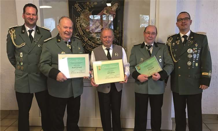 (v.l.): Hauptmann Jörg Weidenbach, Manfred Lorscheid, Willi Schmidt, Benno Gräf und Brudermeister Alexander Knopp.privat