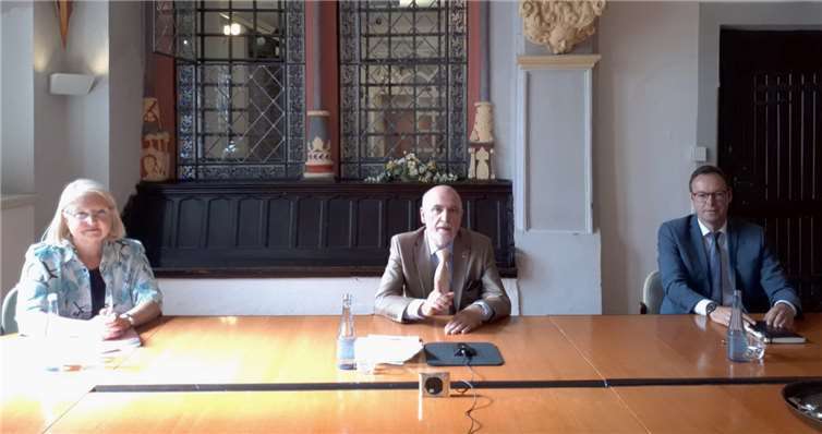 (v.l.) Hedi Thelen (Vorsitzenden im rheinland-pfälzischen Ausschuss für Gesundheit, Pflege und Demografie), Alfred Adams und Dr. jur. Alexander Wilhelm (Staatsekretär im rheinland-pfälzischen Ministerium für Gesundheit, Pflege und Demografie) bei der Aufzeichnung zur Sendung im OK4 Andernach. Foto: privat