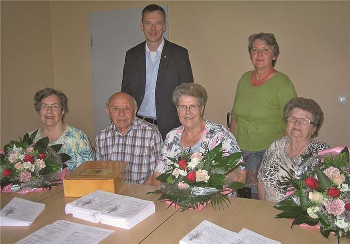 (v.l.) Hedwig Schubach, Rudi Schubach, Gertrud Schwall und Gertrud Rücker mit Pfarrer Norbert Missong und Gemeindereferentin Marianne Krämer-Birsens.  Dorothea Kuhlen