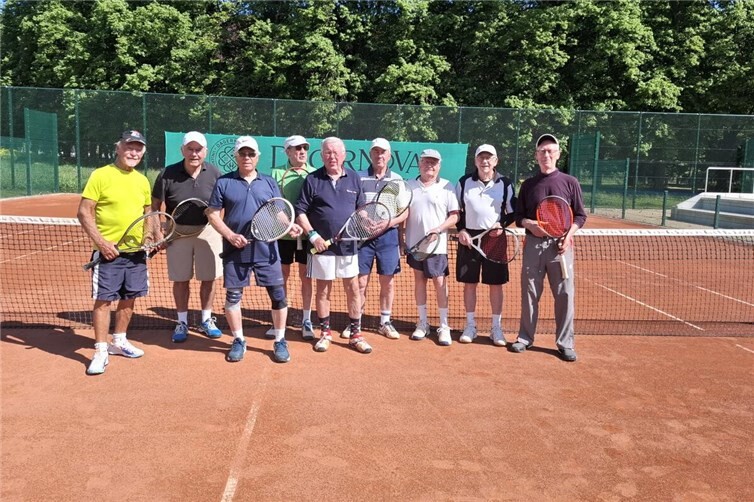 (v.l.) Heinz-Gerd Opheis, Dr. Hartmut Ketz, Jörg Hahndorf, Dieter Bauer, Manfred Kauß, Klaus Posmann, Hans-Gerd Breuer, Willi Boes und Dr. Gerwig Marquardt (Gast)Es fehlen: Dr. Chhor Kam und Theo Radtke