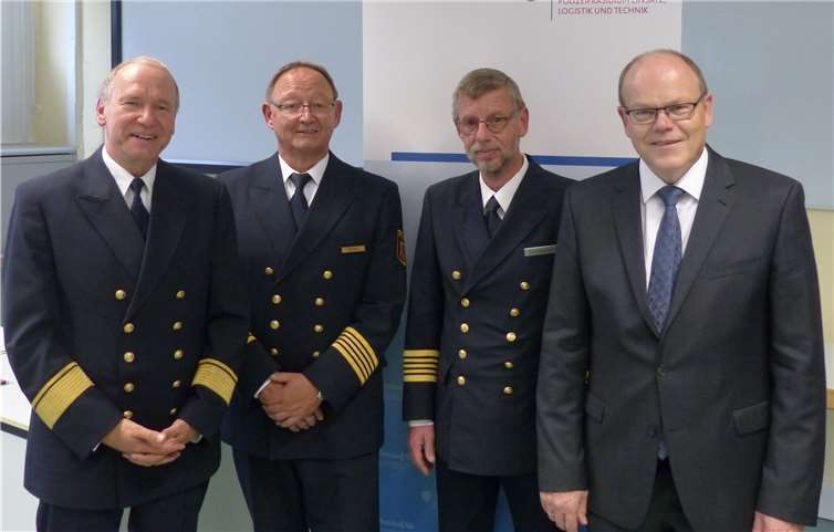 (v.l.) Helmut Oberle ( Leiter der Abteilung Wasserschutzpolizei), Gerd Michler (Leiter der Wasserschutzpolizeistation Koblenz), Norbert Scheidweiler (Leiter der Wasserschutzpolizeistation Andernach) und Christoph Semmelrogge (Polizeipräsident PP ELT). Foto: Polizei
