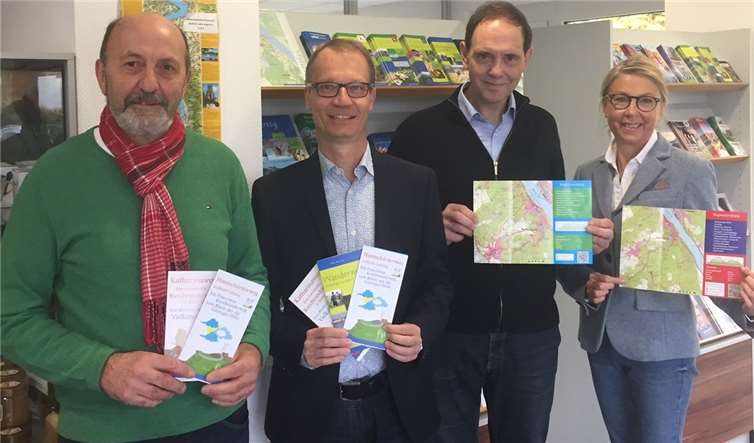 v.l. Helmut Rosenbaum Vorsitzender Brohler Kulturverein, Holger Klemm Leiter Tourist-Information, Paul Delfs 1. Beigeordneter Gemeinde Brohl und Mitgestalter der Wanderwege, Andrea Bast Werbeagentur Bafix. Foto: Privat