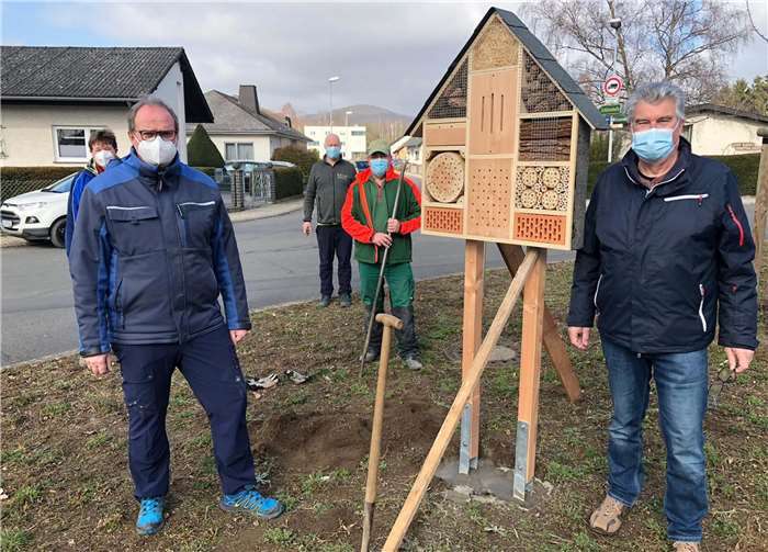 (v.l.) Helmut Selig (Fraktionsvorsitzender im Stadtrat), Frank Furch (OV Kassierer), Frank Post (stellvertretender Vorsitzender des OV Mendig), Ralf Kraut (Vorsitzender des OV Mendig) und Stadtbürgermeister Hans Peter Ammel nach dem Aufstellen eines der beiden Insektenhotels auf der Blumenwiese in der Vulkanstraße / Ecke Hansastraße. Foto: privat
