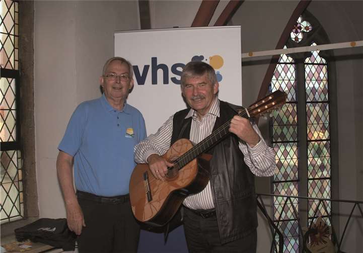 (v.l.) Hermann Doetsch und Hans Wohlgemuth brachten zum 13. Mal die Geschichten in Mundart, zur Eröffnung des Herbstsemesters der VHS-Weißenthurm, gepaart mit jeder Menge Musik von Reinhard Mey und Freddy Quinn.