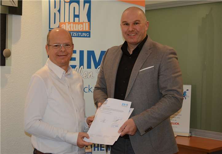 (v.l.) Hermann Krupp (Geschäftsführer Krupp Verlag) und Dirk Sachsinger (einer der beiden geschäftsführenden Gesellschafter ZS LED-Werbeflächen GmbH ) bei der Vertragsunterzeichnung im Krupp Medienzentrum.Foto: CF