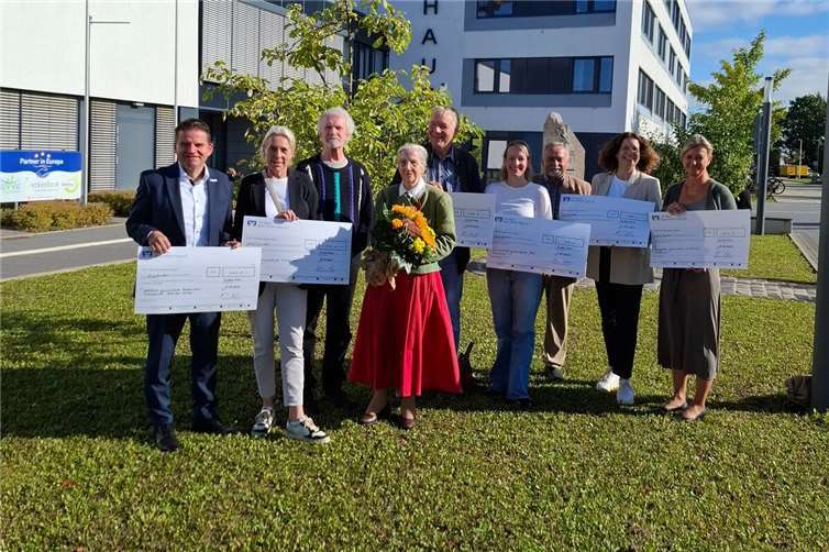 (v.l.) Herr Jung, Frau Stühm (KGS Meckenheim), Herr Pusch (Musikschule Merl), Frau Meyer zu Drewer, Herr Kirsch (Schulband Geschwister Scholl Hauptschule Meckenheim), Frau Lex (GGS Merl), Herr Krüger (Förderverein Geschwister Scholl Hauptschule Meckenheim), Frau Clooth (KGS Merl), Frau Gahl (EGS Meckenheim). Foto: privat