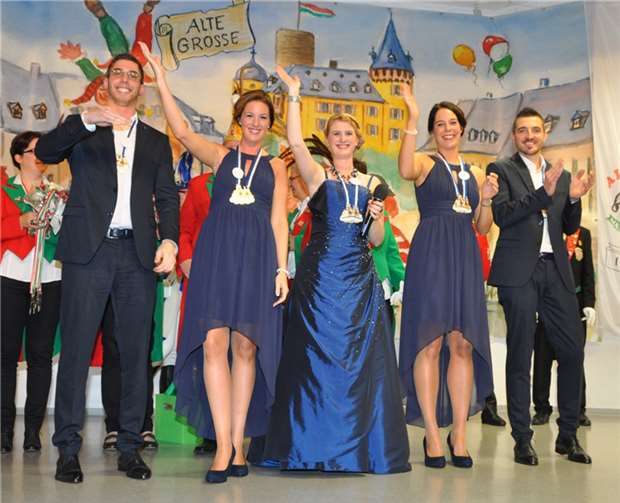 v.l. Hofnarr Thorsten Voppmann, Page Katrin Weiler, Ihre Lieblichkeit Heike I., Page Jenny Ochtendung und Mundschenk Stefan Ihle. Ihr Motto lautet: „Mir hann oos Herz am richtije Fleck – Mir faieren Faasenacht bee Jeck“. Foto: Bernd Schmitz