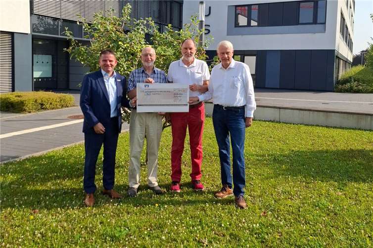 (v.l.) Holger Jung, Pfarrer i. R. Gottmann, Bernd Rafflenbeul, Christian Dürig (Hildegard und Arno Lückert Stiftung).  Foto: Bürgerstiftung Meckenheim