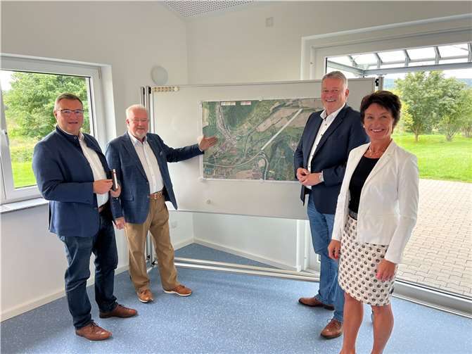 (v.l.) Horst Gies MdL, Ortsvorsteher Hans-Jürgen Juchem, Gordon Schnieder MdL und Petra Schneider MdL beim Ortstermin in Lohrsdorf.  Foto: P. Schneider