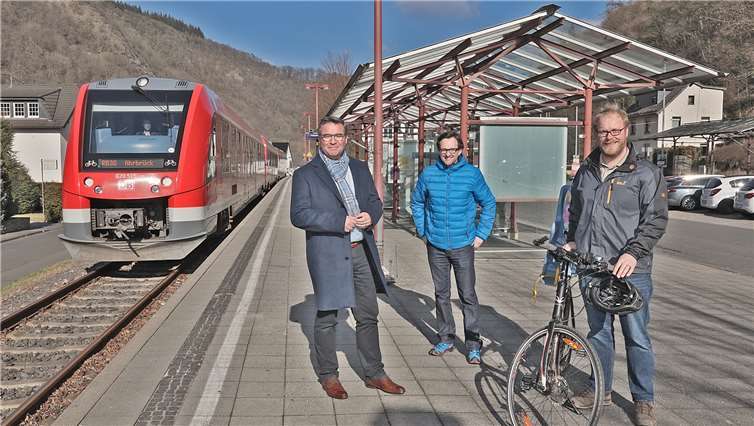 v.l. Horst Gies,Michael Korden, Roger Buchmann am Startpunkt des Rad&Wanderbusses am Bahnhof Ahrbrück.Foto: CDU