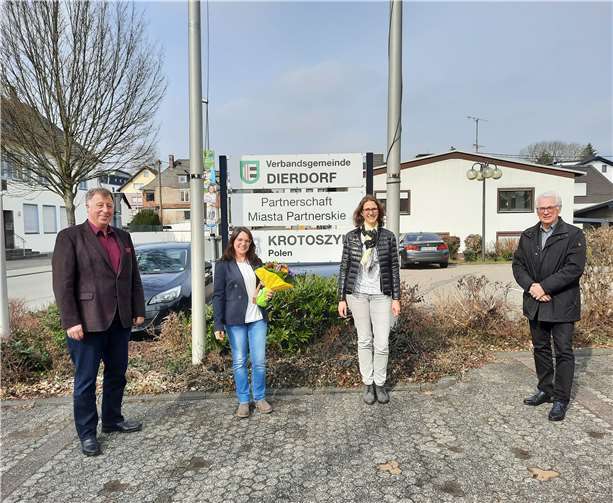 v.l. Horst Rasbach (Bürgermeister VG Dierdorf), Jenny Holly (Außenstellenleitung Dierdorf) Simone Kirst (Geschäftsführerin kvhs), Volker Mendel (Vorsitzender kvhs).Foto: KVHS