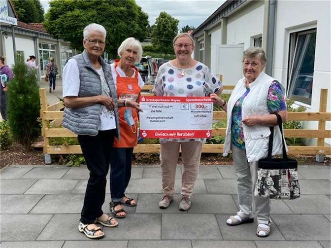 (v.l.) Inge Wilkeling, Christa Homburg, Doris Pütz und Christel Ackermann bei der Spendenübergabe an die Tafel-Ausgabestelle auf dem Maifeld. Foto: Caritas