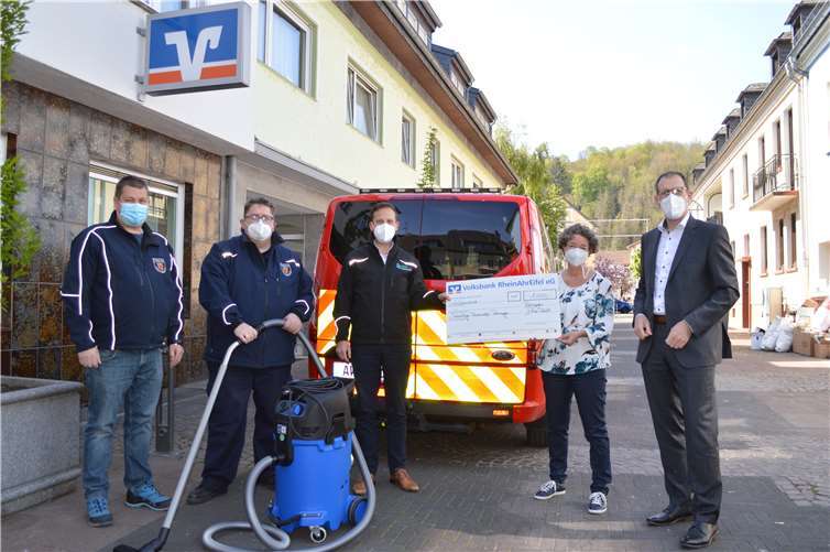 (v.l.) Ingo Wolf, Robert Zimmermann, Bürgermeister Björn Ingendahl und Melanie Dreißigacker und Thomas Theisen von der Voba RheinAhrEifel. Foto: AB