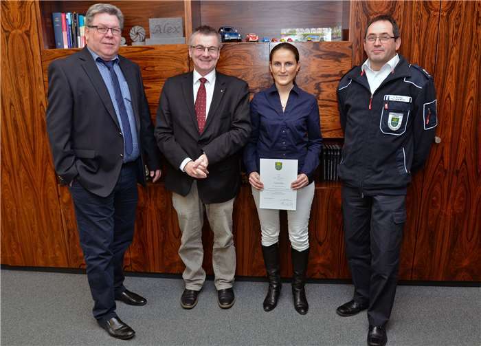 (v.l.) Ingolf Ulmen vom Referat für Zivil- und Katastrophenschutz im Kreishaus, Landrat Dr. Alexander Saftig, Heike Schultes und ihr Mann Guido Schultes, der bereits seit vielen Jahren als organisatorischer Leiter tätig ist. Foto: Kreisverwaltung Mayen-Koblenz