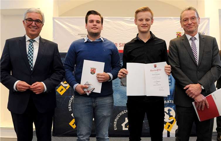 (v.l.): Innenminister Roger Lewentz mit Felix Gadsch, Patrick Donoghue und Innenstaatssekretär Günter Kern.Kristina Schaefer