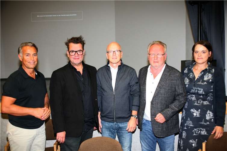 (v.l.) Investor Norbert Wergen, Architekt Jens. J. Ternes und Oberbürgermeister Dirk Meid sowie Ortsvorsteher Karl-Josef Weber und Architektin Vera Schmidt informierten über das geplante Seniorenwohnheim.  Fotos: WEC