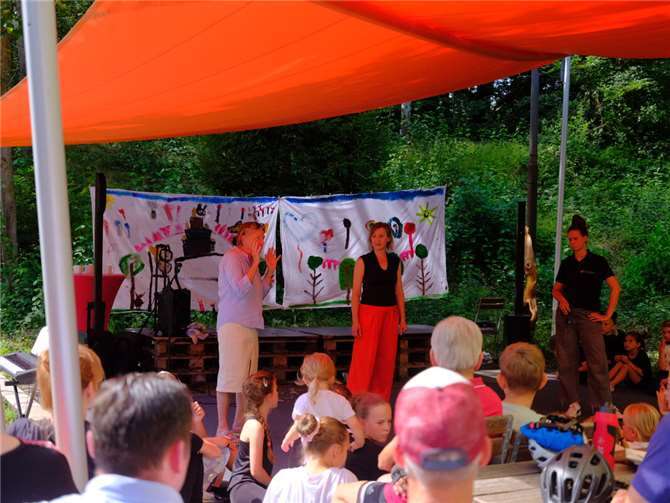 (v.l.) Irene Lorisika, Marina Samonina und Milena Lenz-Meister auf der Bühne des Sommercamps.  Foto: Georg Poell