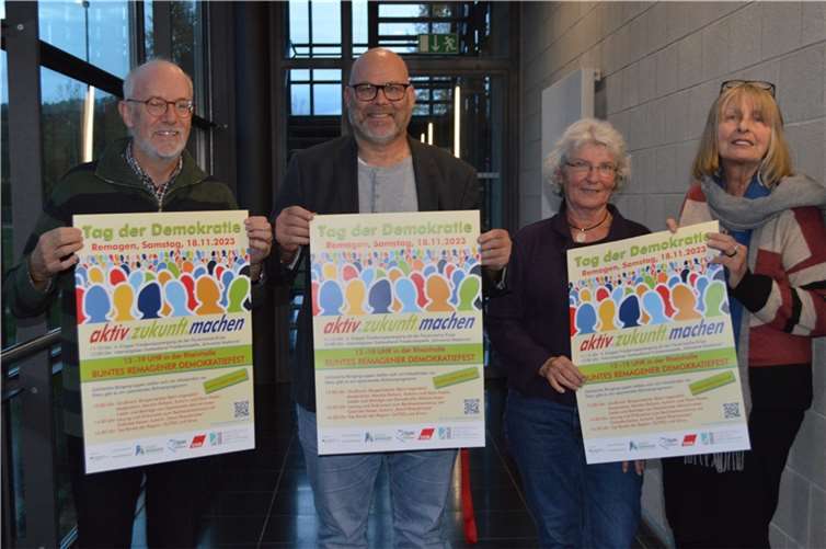 (v.l.) Ivan Midgley, Bernd Loschnig, Karin Keelan und Christel Wagner-Schurwanz mit den Plakaten zum Demokratiefest.  Foto: AB