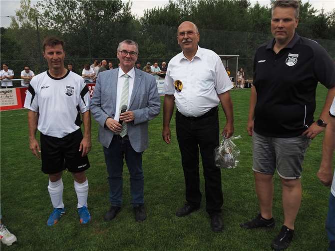 (v.l.) JSV Ettringen Vorsitzender Dieter Schäfer, Schirmherr Landrat Dr. Alexander Saftig, Ortschef Werner Spitzley und Organisator und Ideengeber Jörg Bergweiler.