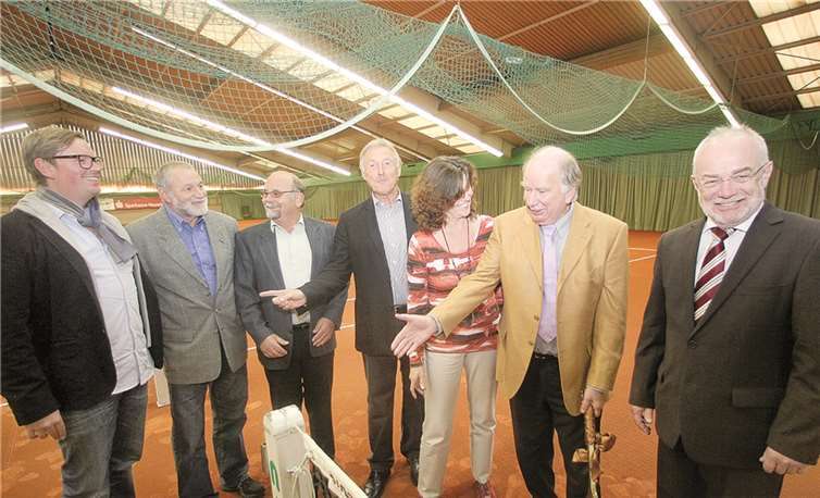 (v.l.) Jan Jacobi (Tennisschule JaJa), TC Rhein-Wied Vorstandsmitglieder Heinz-Günter Reffgen, Klaus Kreuser und Hans-Werner Remy, Katharina Velten (NTC/Fa. Schlick), Wilhelm Schlick und OB Roth. privat