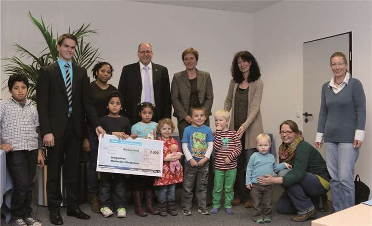 (v.l.) Jannik Gerharz (Debeka), Thomas Brahm (Debeka), Martina Best-Liesenfeld (Caritasdirektorin), Martina Nickenig (Leitung Montessori-Kinderhaus) mit Müttern und Kindern des Montessori-Kinderhauses.