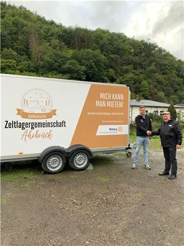 (v.l.) Jannis König (1.Vorsitzender Förderverein Zeltlager Seelsorgebereich Ahrbrück) und Dr. Manfred Kürsch(Vorsitzender Rotary Club Adenau-Nürburgring.  Foto: privat