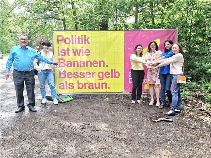 (v.l.) Jannis Vassiliou (Stadtratskandidat für den Stadtrat Remagen und Kandidat zum Ortsbeirat Oberwinter), Lilith Hölzer, Jasmin Kläser, Brigitte Schmickler, Christina Steinhausen, Oxana Iose (alle Stadtratskandidatinnen für den Stadtrat Remagen und Ortsbeirat Remagen).  Foto: Maricel Vassiliou