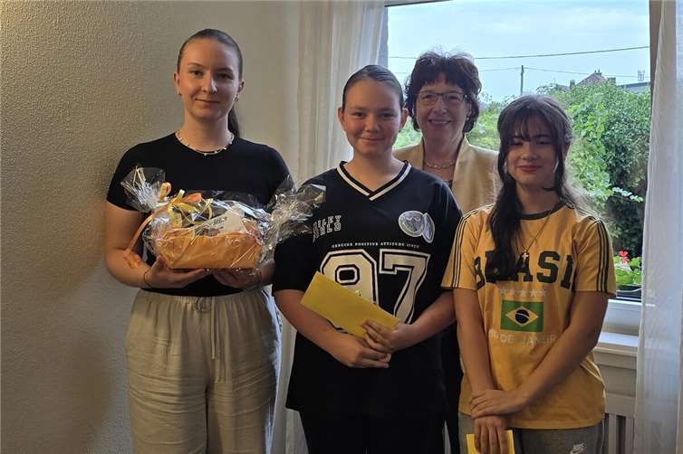 Tanzgruppe ehrt langjährige Mitglieder (v.l.) Jasmin Balsam, Anna-Maria Breuling, Karin Becker-Schmitt und Laura Simões.