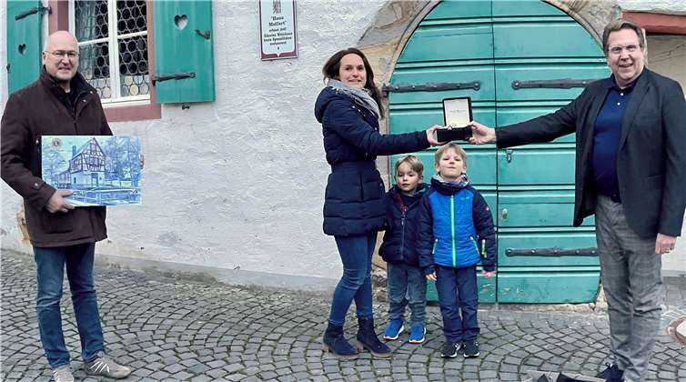(v.l.) Jasmin Brammer bekam ihren Gewinn, eine Maurice Lacroix-Uhr im Wert von 2.000 Euro überreicht.Foto: privat
