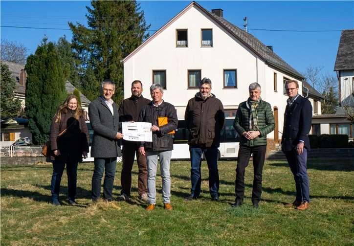 v.l.: Jennifer Stahl, Ratsmitglied; Hendrik Hering, SPD-Abgeordneter und Landtagspräsident; Olaf Quirmbach, Ratsmitglied; Helmut Lamp, Ortsbürgermeister; Michael Müller, Bauamt VG; Klaus Müller, Bürgermeister VG; Christian Fein, Beigeordneter .Quelle: Abgeordnetenbüro Hendrik Hering (SPD)