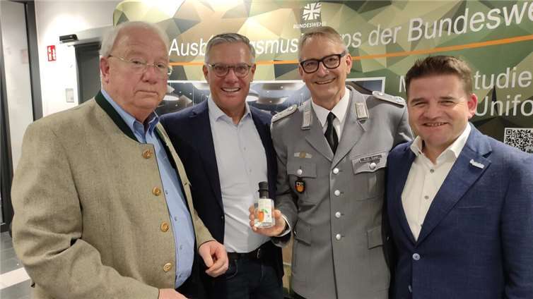 (v.l.) Jens Biesterfeldt, 1. Vorsitzender des Bürgervereins, Burkhard Kraus, Vorsitzender der VR Bank Bonn / Rhein Sieg, Prof. Michael Euler, Oberstleutnant - Leitung und Dirigent, und Holger Jung, Bürgermeister der Stadt Meckenheim freuen sich über das gelungene Konzert.