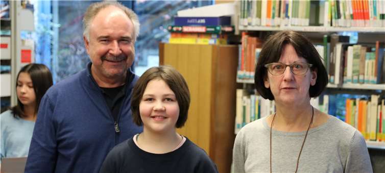 v.l.: Joachim Baldus (Schulleiter), Talida Dämgen (Schulsiegerin), Elke Schmidt (Schulbibliothekarin). Foto: Goethe-Gymnasium Bad Ems