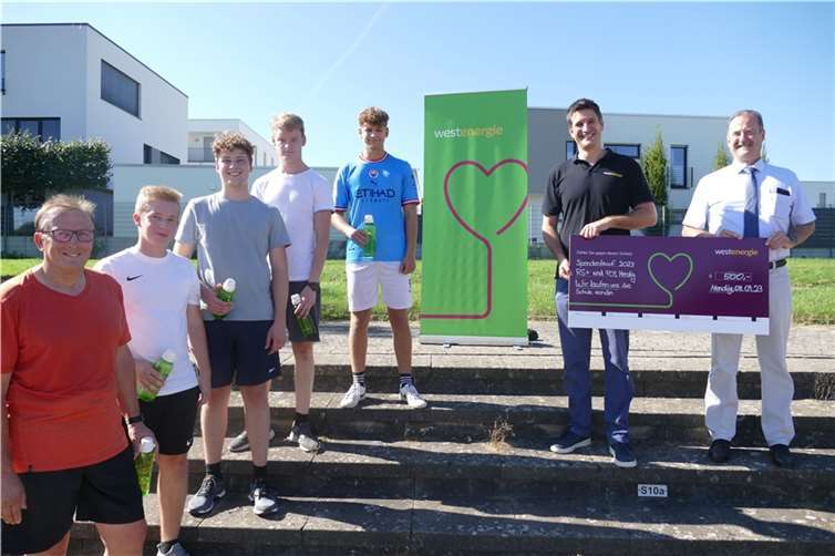 (v.l.) Joachim Plitzko, 1. Beigeordneter der Verbandsgemeinde Mendig, freut sich die erlaufene Spendensumme zusammen mit den Auszubildenden von Westnetz und Fabian Vocktmann, Regionalmanager bei Westenergie, an Christian Waters, Schulleiter der Realschule Plus und Fachoberschule Mendig, übergeben zu dürfen.  Foto: Westenergie AG