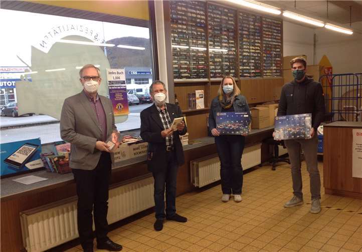 /v.l.) Joachim Willemsen, Gerd Fritzdorf, (Lions Club Bad Neuenahr), Jennifer Kutscher, Marc Juchem, Getränkemarkt JuchemFoto: privat