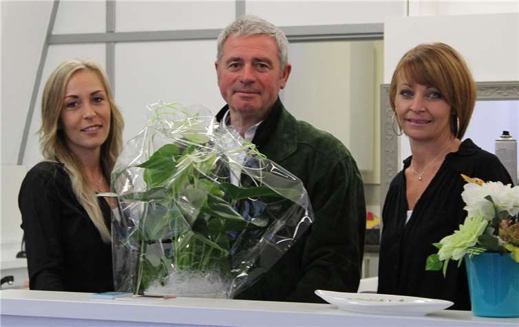 (v.l.) Joana Kurtseifer, Stadtbürgermeister Rolf Jung und Sandra Horne beim ersten Firmengeburtstag. D. Kurtseifer