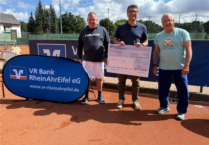 Spitzentennis im Nettetal (v.l.) Jochen Münzel Sportwart, Olivber Engels VR Bnak RheinAhrEifel e.G., Ralph Münzel 1. Vorsitzender. Foto: privat