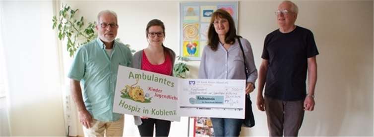 vl. Jochen Specht, Förderverein der Theatergruppe Hatzenport, Jessica Lehnen, Hospiz, Beate Marcon, Theatergruppe und Heribert Höhn, Förderverein. Theatergruppe Hatzenport.