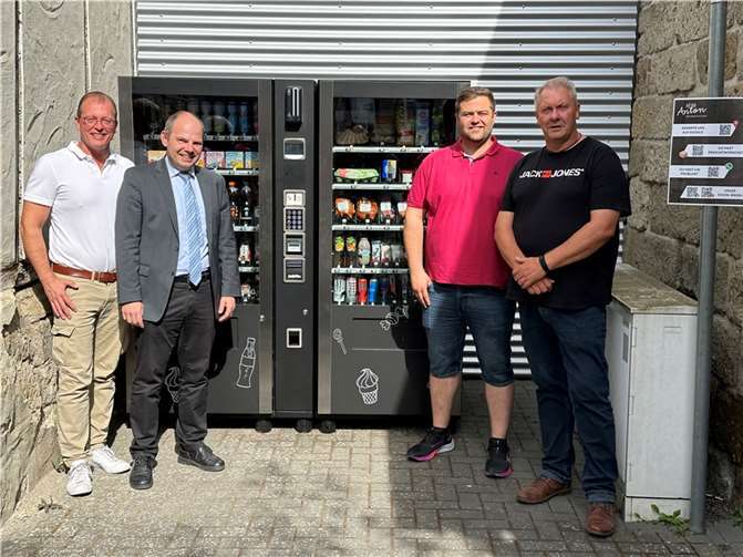 (v.l.) Jörg Lempertz, Bürgermeister VG Mendig, Stefan Zepp, Ortsbürgermeister Bell, Florian Bales, Betreiber, und Udo Krayer, 1. Beigeordneter Bell. Foto: VG-Verwaltung Mendig/Pauly