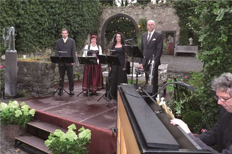 (v.l.) Johannes Ellerich, Friederike Assion-Bolwin, Anita Reuter und Christoph Kranz verliehen dem wunderbaren Ambiente des Florinshofes mit ihrem hinreißend dargebotenen Liedgut unter der Leitung von Thomas Mombaur (r. am Klavier) eine ganz besondere Note.