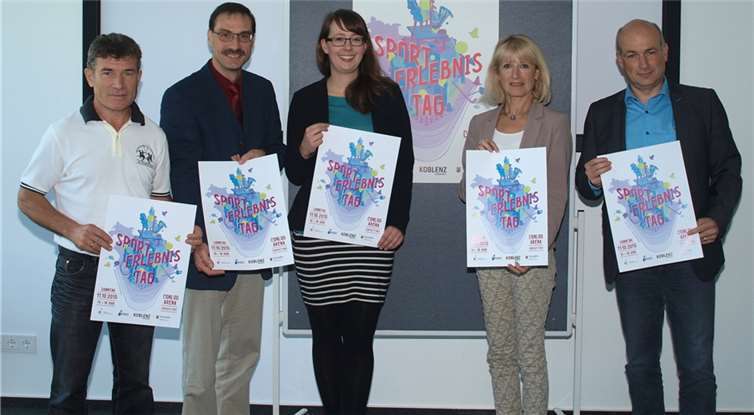 (v.l.) Josef Daitche (Sportjugend Rheinland), Rolf Müller (Vorsitzender Sportjugend Rheinland), Esther Helmert (Geschäftsführerin Kinder- und Jugendbüro Koblenz), Bürgermeisterin Marie-Theres Hammes-Rosenstein und Stefan Kölsch (Schulsportreferat der ADD). Fotos: US
