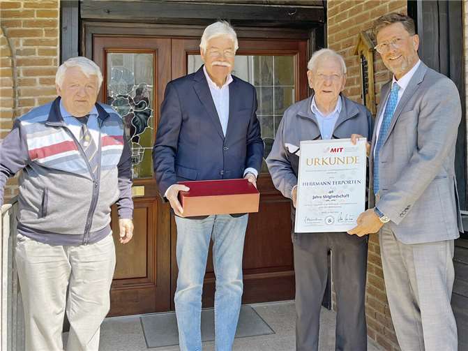 (v.l.) Josef Niethen, Elmar Lersch, Jubilar Herrmann Terporten und Detlef Odenkirchen am Unternehmenssitz in Ahrweiler.  Foto: privat