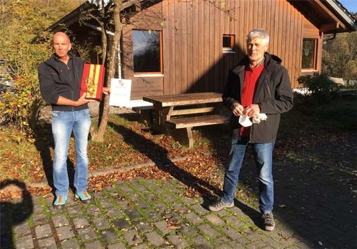 (v.l.) Josef Thelen (Ortsbürgermeister der Gemeinde Barweiler) mit dem Jubilar Forstwirt Werner Sonntag. Foto: Forstamt Adenau
