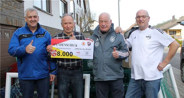 (v..l.) Jürgen Baur, Karl Schäfer (Organistor der Spendenaktion), Dieter Sesterheim und Uli Bernhard (Fußballbezirk Nördlicher Schwarzwald )  Foto: privat