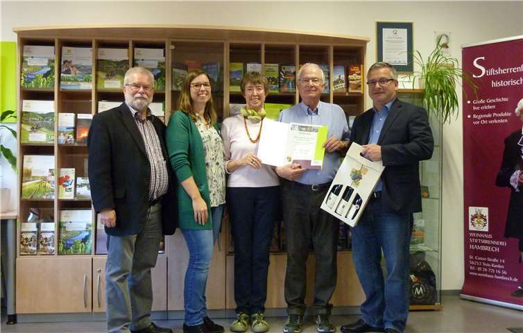 v.l.: Jürgen Claßen, Julia Görres, Brigitte und Wolf Dieter Bonnemann, Ortsbürgermeister Philipp Thönnes Privat